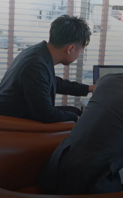 特徴①『少人数制』のカルーセルスライド背景