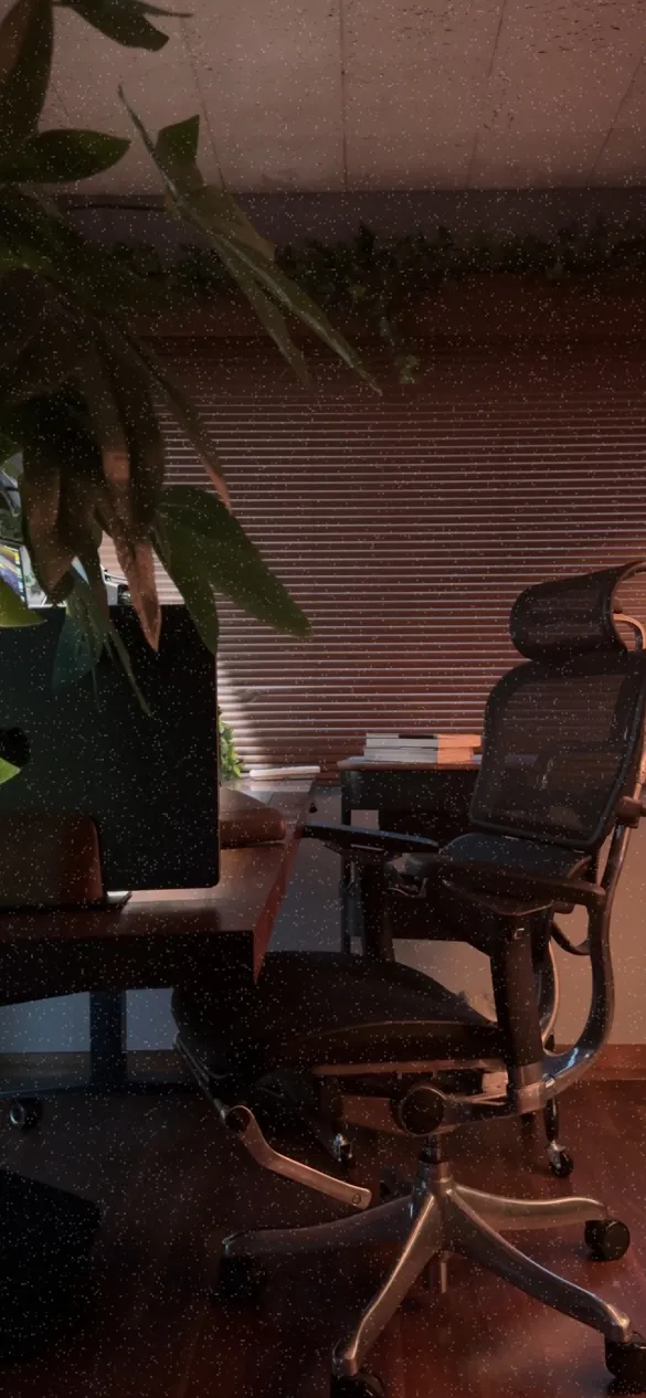 ファーストビューの背景画像①(Teruが作業している作業部屋の風景)